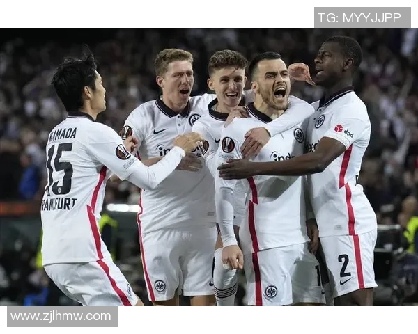 德国足球点球明星穿搭大比拼：球场外的时尚态度与个人风格解析